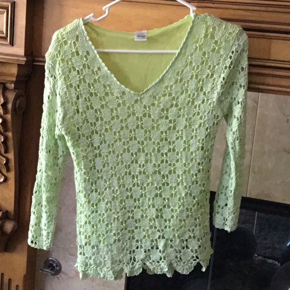 Pretty light green lace top ~ long sleeve ~ small pearls on lacework ~ Mimi